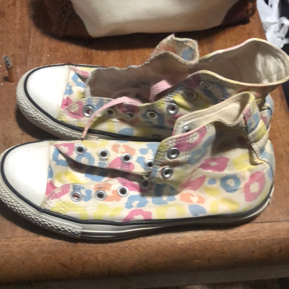 Women Converse kisses sneakers